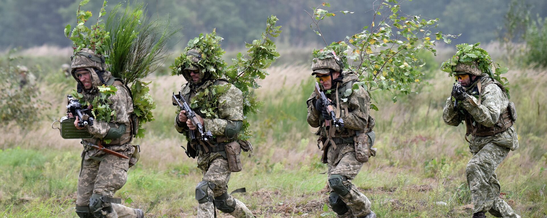 Soldados participam de um exercício no campo de treinamento militar de Yavoriv, perto de Lvov, Ucrânia Ocidental, sexta-feira, 24 de setembro de 2021 - Sputnik Brasil, 1920, 27.01.2022
