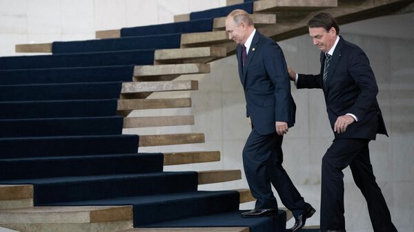 O presidente da Rússia, Vladimir Putin (E) e o presidente do Brasil, Jair Bolsonaro, caminham para participar da 11ª Cúpula do BRICS no palácio do Itamaraty em 14 de novembro de 2019 em Brasília, Brasil - Sputnik Brasil
