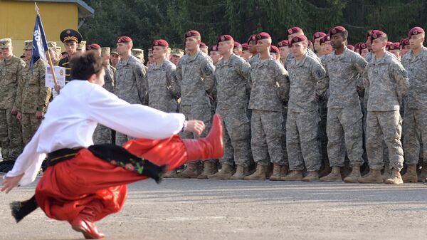 Um dançarino em traje nacional ucraniano se apresenta durante a cerimônia de abertura dos exercícios militares Rapid Trident (tridente rápido), 15 de setembro de 2014, perto da cidade ucraniana ocidental de Yavorov
 - Sputnik Brasil