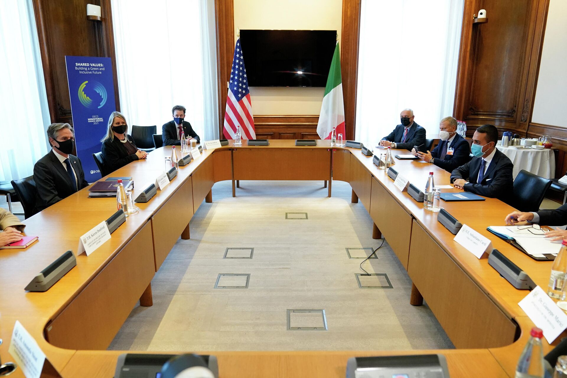 O secretário de Estado Antony Blinken (à esquerda) se encontra com o ministro das Relações Exteriores italiano Luigi Di Maio (à direita) em reunião da Organização para Cooperação e Desenvolvimento Econômico (OCDE), em Paris, em 6 de outubro de 2021 - Sputnik Brasil, 1920, 22.02.2022