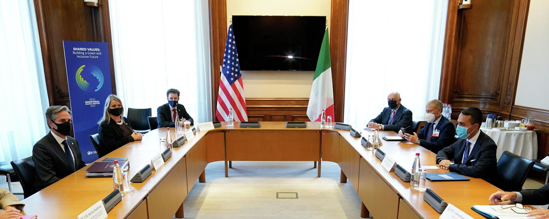 O secretário de Estado Antony Blinken (à esquerda) se encontra com o ministro das Relações Exteriores italiano Luigi Di Maio (à direita) em reunião da Organização para Cooperação e Desenvolvimento Econômico (OCDE), em Paris, em 6 de outubro de 2021 - Sputnik Brasil, 1920, 27.01.2022