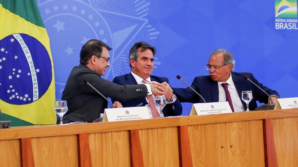 O chanceler brasileiro Carlos França, o chefe da Casa Civil Ciro Nogueira e o ministro da Economia Paulo Guedes celebram o convite da OCDE para o Brasil ingressar no bloco. Eles falaram com a imprensa após o anúncio, no Palácio do Planalto, em Brasília, em 25 de janeiro de 2022 - Sputnik Brasil