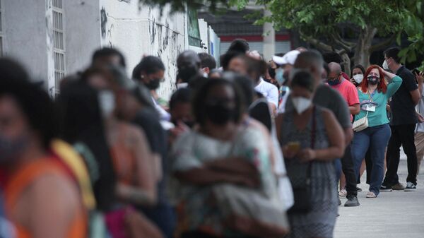 Pessoas fazem fila enquanto esperam para fazer o teste de COVID-19 em um clube onde uma unidade de saúde especializada na doença foi instalada no Rio de Janeiro, em 6 de janeiro de 2022 - Sputnik Brasil