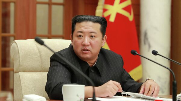 Em Pyongyang, o líder norte-coreano Kim Jong-un, participa de uma reunião do politburo do Partido dos Trabalhadores da Coreia do Norte, em 19 de janeiro de 2022 - Sputnik Brasil