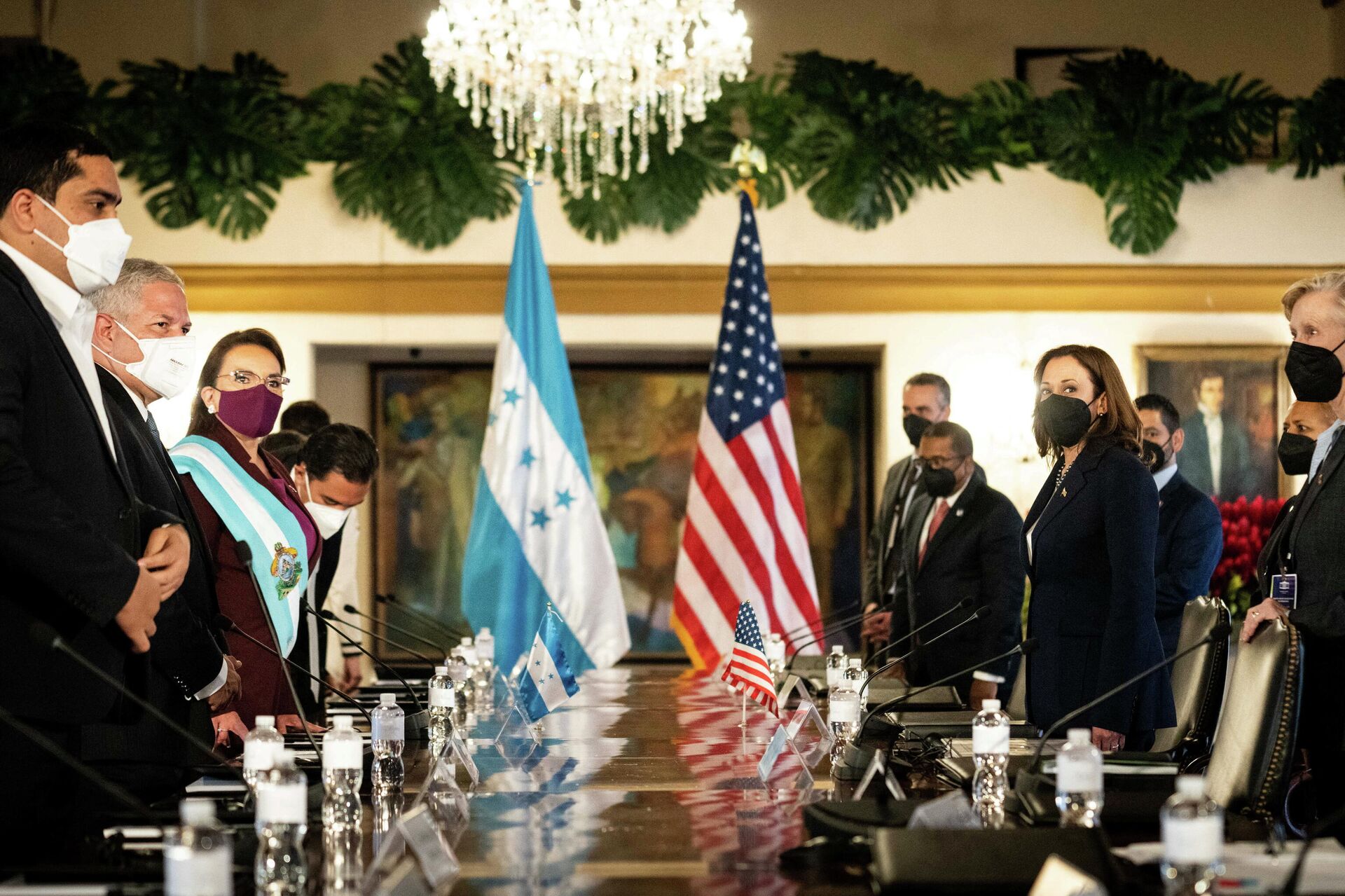 Vice-presidente dos EUA, Kamala Harris, e presidente de Honduras, Xiomara Castro, durante reunião bilateral no palácio presidencial em Tegucigalpa, Honduras, 27 de janeiro de 2022 - Sputnik Brasil, 1920, 28.01.2022