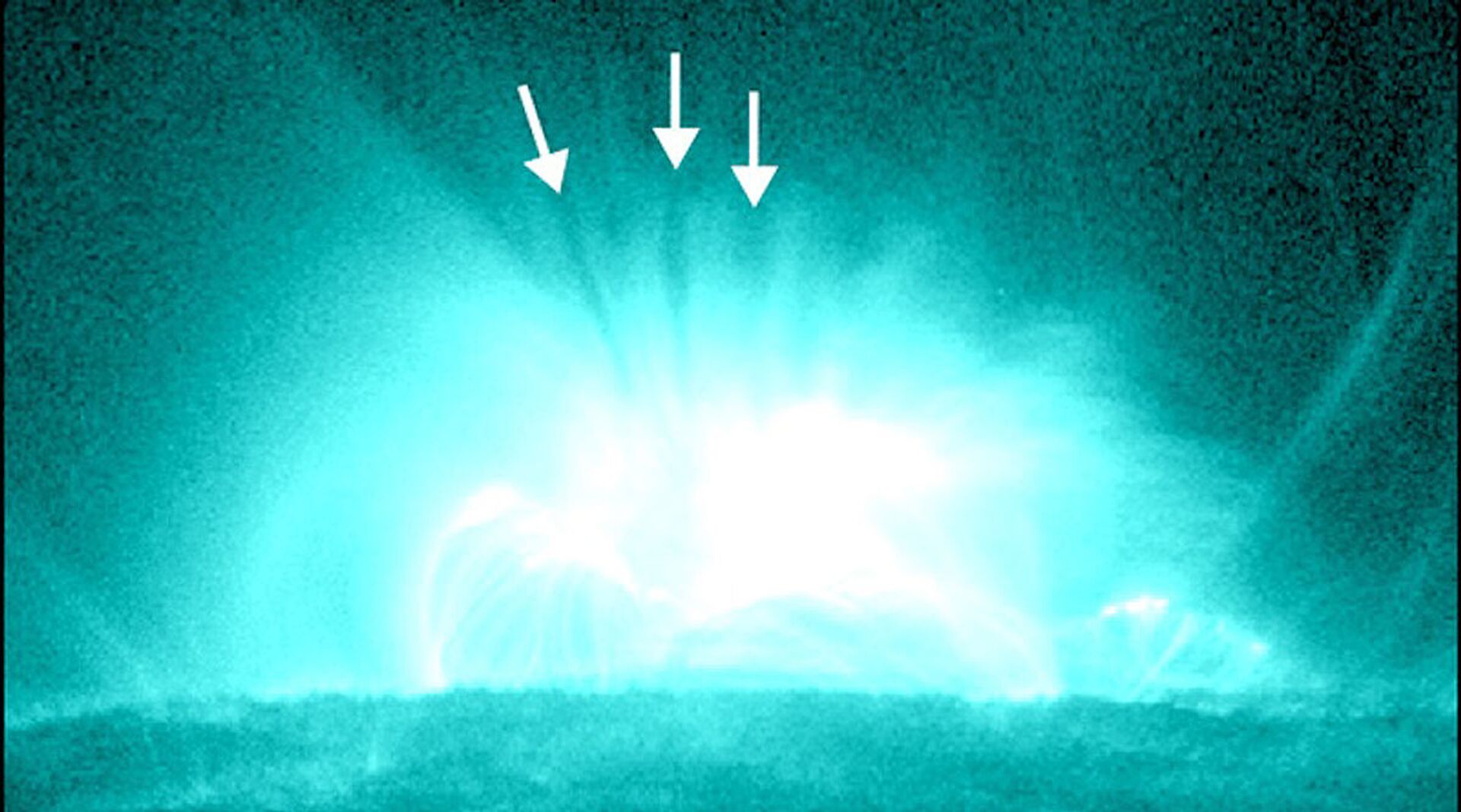 Imagem estática de vários fluxos descendentes supra-arcade ocorrendo em uma explosão solar. Os fluxos descendentes aparecem diretamente acima do arcade brilhante. Esta erupção solar ocorreu em 18 de junho de 2015 - Sputnik Brasil, 1920, 28.01.2022