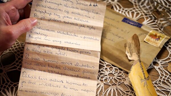 Carta enviada 50 anos atrás continha bonecas de papel e desenho de rosa - Sputnik Brasil