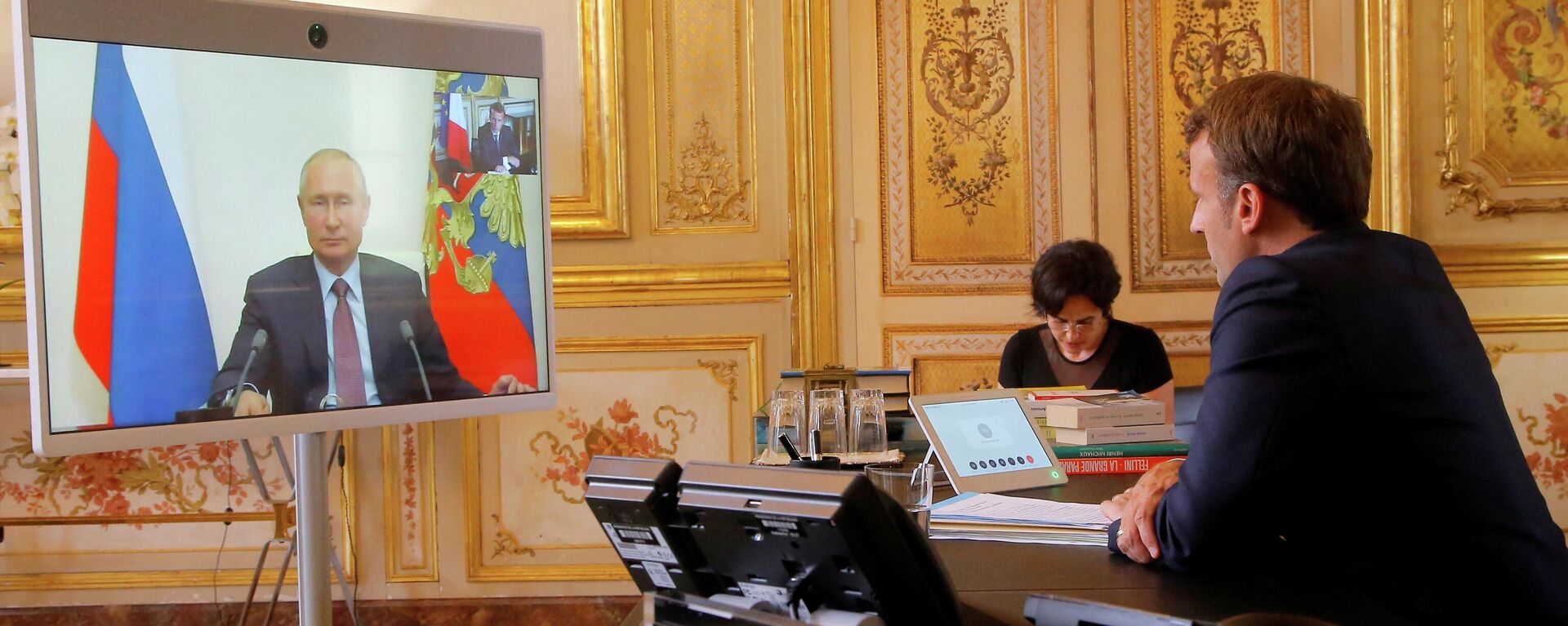 O presidente francês Emmanuel Macron conversa com o presidente russo Vladimir Putin durante uma videoconferência no Palácio do Eliseu em Paris, França, 26 de junho de 2020 - Sputnik Brasil, 1920, 28.01.2022