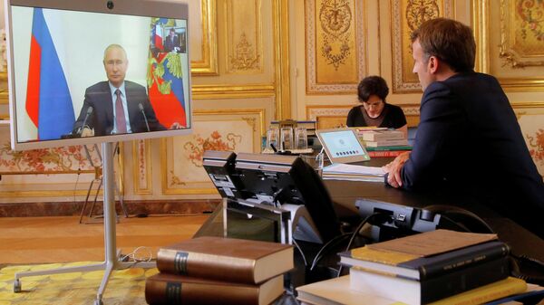O presidente francês Emmanuel Macron conversa com o presidente russo Vladimir Putin durante uma videoconferência no Palácio do Eliseu em Paris, França, 26 de junho de 2020 - Sputnik Brasil