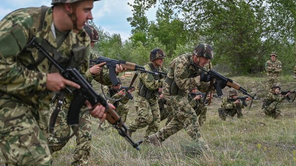 Novos recrutas participam de um exercício de treinamento no campo militar na cidade de Gyor, no noroeste da Hungria, em 28 de maio de 2020 - Sputnik Brasil