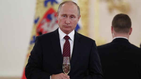O presidente russo Vladimir Putin segura uma taça de champanhe durante uma cerimônia para receber credenciais de embaixadores estrangeiros no Kremlin em Moscou, (foto de arquivo) - Sputnik Brasil