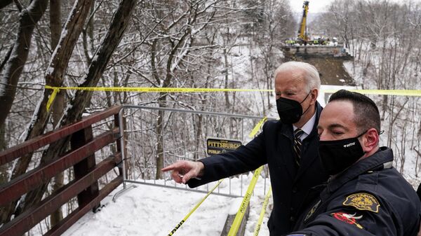 O presidente dos EUA, Joe Biden, fala com socorristas ao visitar local do desabamento de uma ponte, antes de participar de evento agendado em Pittsburgh, na Pensilvânia, nos EUA, em 28 de janeiro de 2022 - Sputnik Brasil