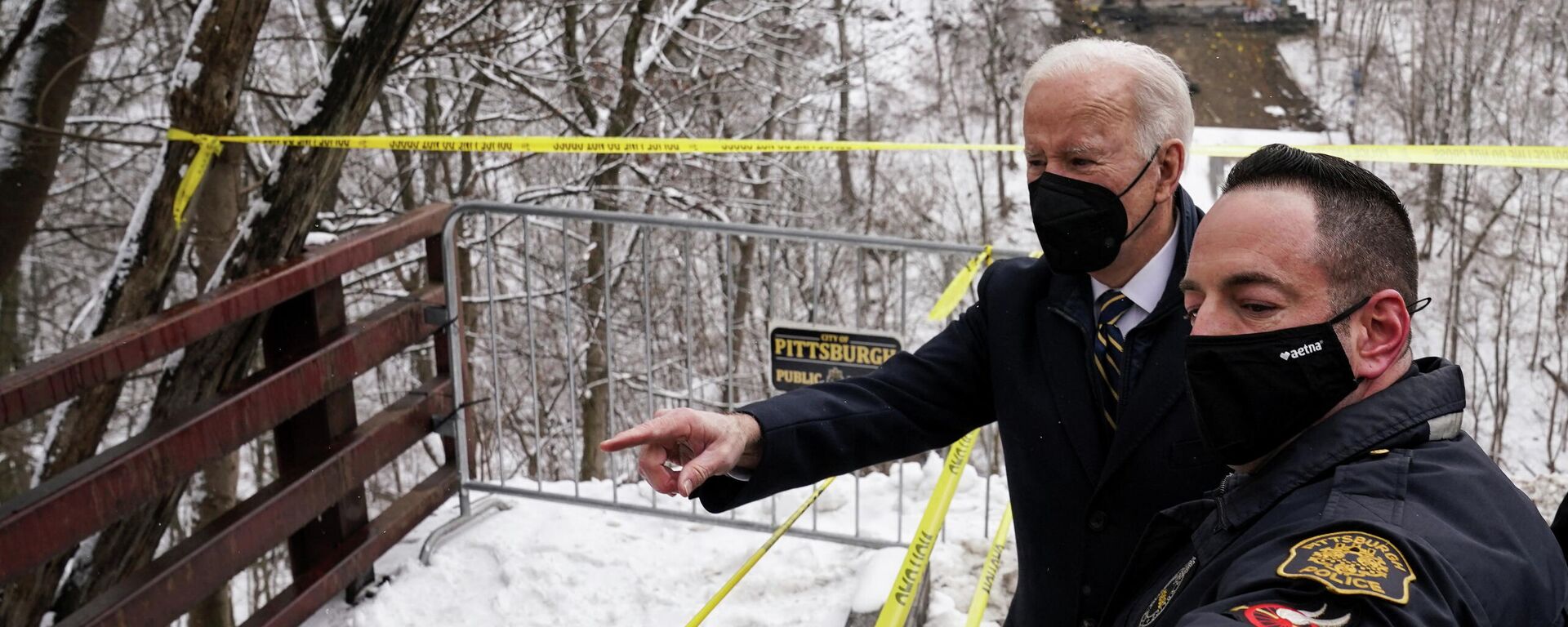 O presidente dos EUA, Joe Biden, fala com socorristas ao visitar local do desabamento de uma ponte, antes de participar de evento agendado em Pittsburgh, na Pensilvânia, nos EUA, em 28 de janeiro de 2022 - Sputnik Brasil, 1920, 28.01.2022