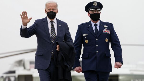 Em Washington, nos Estados Unidos, o presidente norte-americano, Joe Biden, caminha em direção ao avião Força Aérea Um, em 28 de janeiro de 2022 - Sputnik Brasil