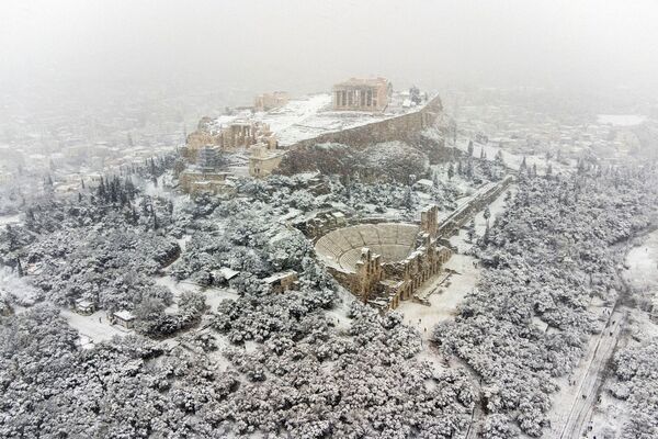 Templo Partenon no topo da Acrópole em meio a forte nevasca em Atenas, Grécia, 24 de janeiro de 2022 - Sputnik Brasil
