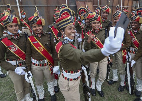 Pessoal da Força de Proteção da Ferrovia Indiana tira selfie em dia de celebração do Dia da República em Hyderabad, Índia, 26 de janeiro de 2022 - Sputnik Brasil