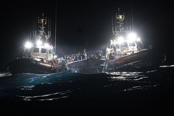 Migrantes resgatados na costa de Lampedusa, Itália, 25 de janeiro de 2022 - Sputnik Brasil