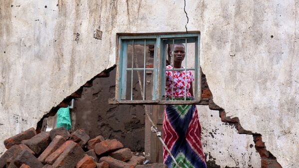 Mulher em casa destruída pela tempestade tropical Ana na aldeia de Kanjedza, sul de Malawi, 26 de janeiro de 2022 - Sputnik Brasil