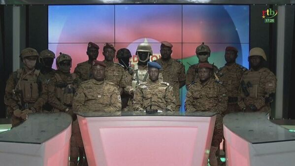 Sidsoré Kader Ouedraogo (ao centro), capitão e porta-voz dos militares, anuncia a tomada de poder e demissão do presidente Roch Marc Christian Kaboré em Burkina Faso, 24 de janeiro de 2022 - Sputnik Brasil