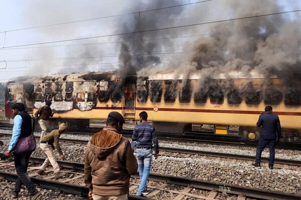 Trem incendiado por multidão protestando contra a falta de acesso a empregos ferroviários, em Gaya, Bihar, Índia, 26 de janeiro de 2022 - Sputnik Brasil