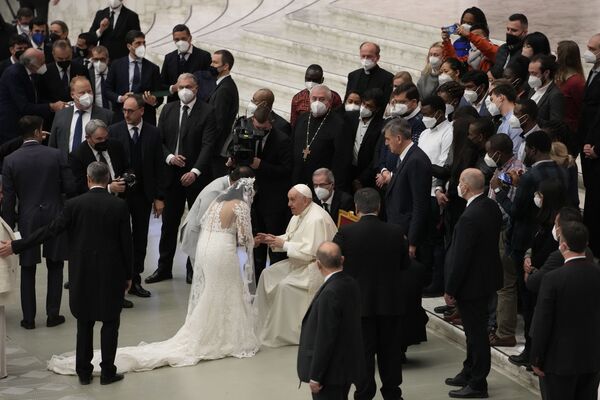Papa Francisco com casal no fim de audiência geral na Sala Paulo VI, Vaticano, 26 de janeiro de 2022 - Sputnik Brasil