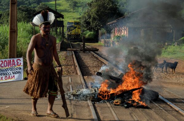 Homem indígena pataxó bloqueando ferrovia para protestar pelo desastre da barragem de resíduos detida pela companhia mineira Vale S.A. em Brumadinho, Minas Gerais, Brasil, 25 de janeiro de 2022 - Sputnik Brasil