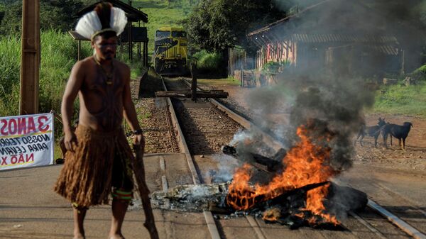 Homem indígena pataxó bloqueando ferrovia para protestar pelo desastre da barragem de resíduos detida pela companhia mineira Vale S.A. em Brumadinho, Minas Gerais, Brasil, 25 de janeiro de 2022 - Sputnik Brasil