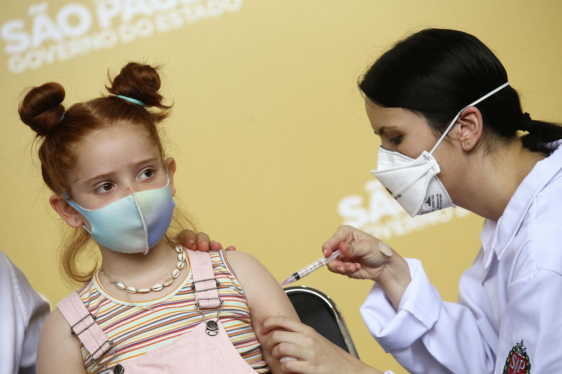 Criança recebe dose de vacina Coronavac contra a COVID-19 e, São Paulo, Brasil, 20 de janeiro de 2022 - Sputnik Brasil, 1920, 01.02.2022