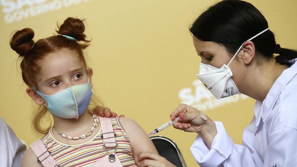 Criança recebe dose de vacina Coronavac contra a COVID-19 e, São Paulo, Brasil, 20 de janeiro de 2022 - Sputnik Brasil