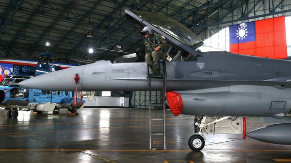Piloto taiwanês sai de caça F-16V durante exercícios militares anuais em Chiayi, Taiwan, 5 de janeiro de 2022 - Sputnik Brasil
