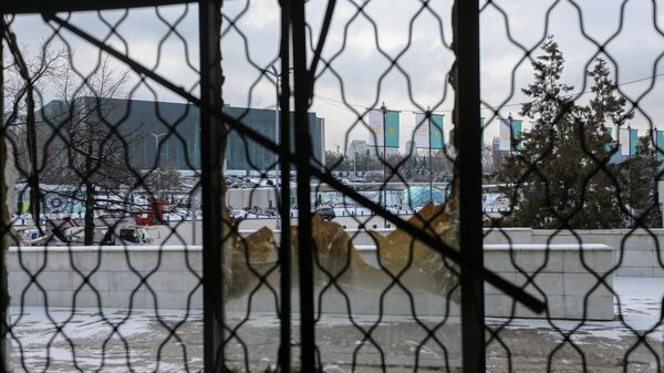 Panorama da sede da administração da cidade desde o escritório vandalizado e incendiado durante recentes protestos violentos no país em Almaty, Cazaquistão, 20 de janeiro de 2022 - Sputnik Brasil