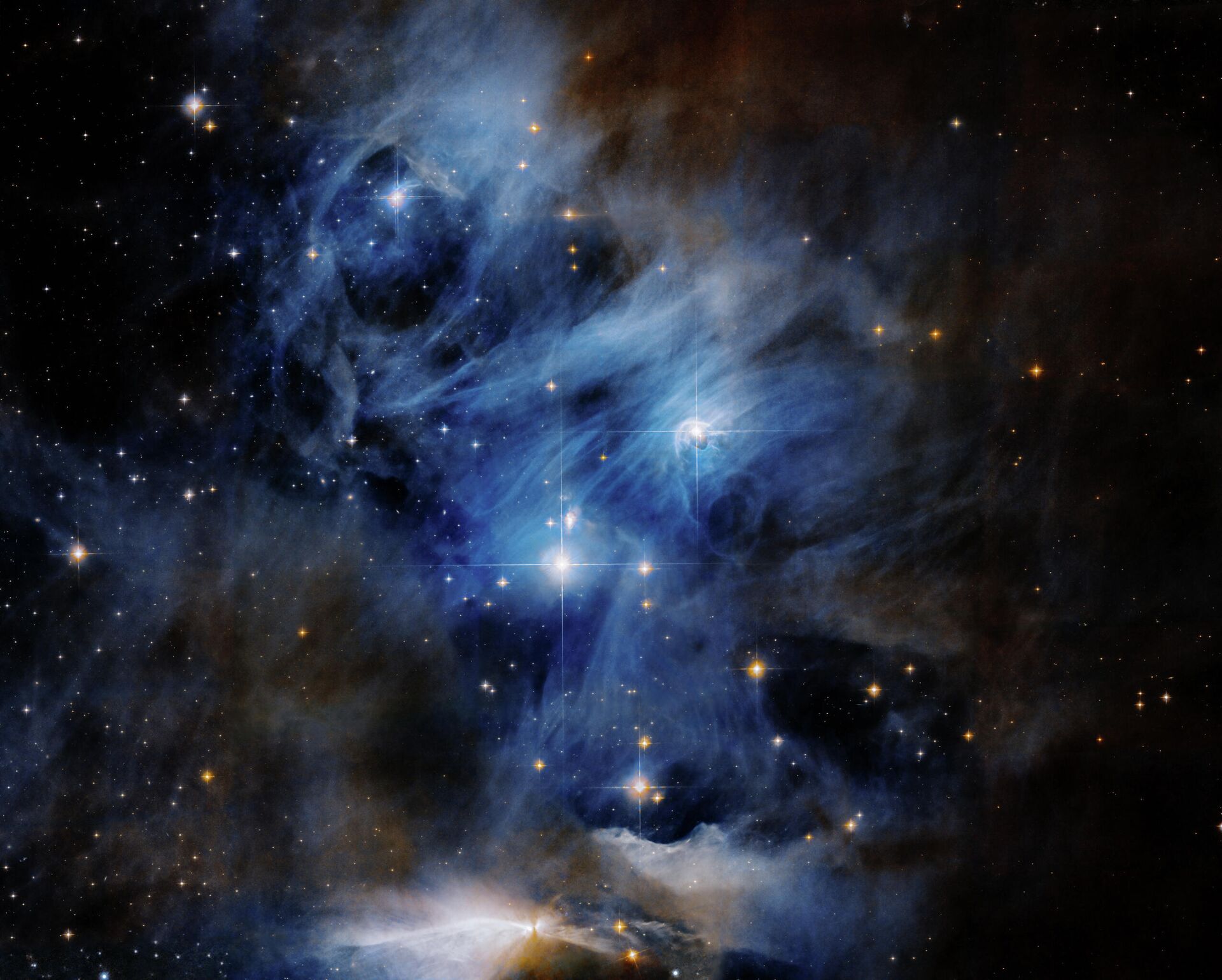 O Telescópio Espacial Hubble da NASA registrou um dos três segmentos que compreendem uma região de formação de estrelas, de 65 anos-luz de largura, chamada Complexo de Nuvens Camaleão - Sputnik Brasil, 1920, 30.01.2022