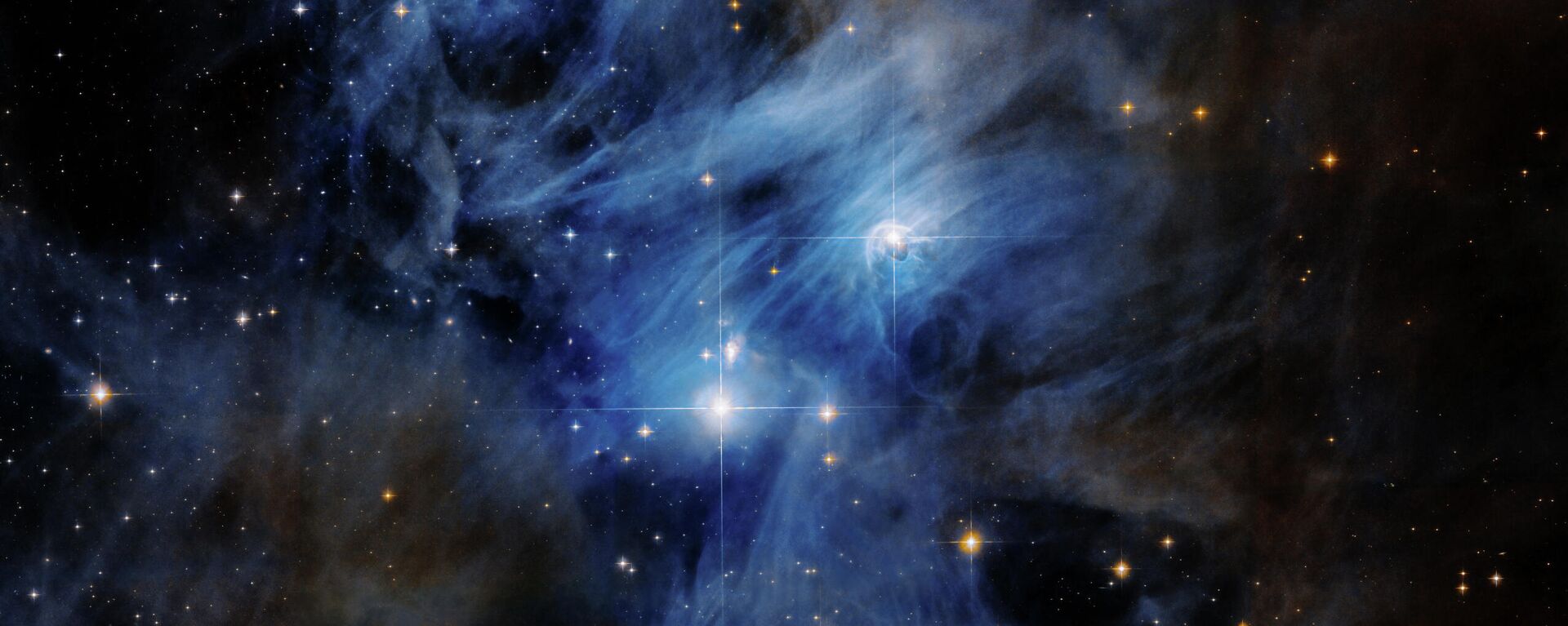 O Telescópio Espacial Hubble da NASA registrou um dos três segmentos que compreendem uma região de formação de estrelas, de 65 anos-luz de largura, chamada Complexo de Nuvens Camaleão - Sputnik Brasil, 1920, 24.01.2023