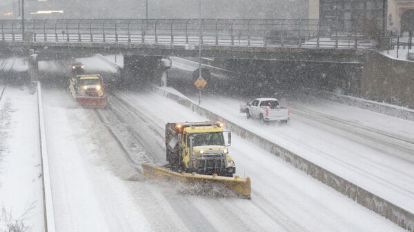 Caminhões com arados trabalham para limpar a I-90 em Boston, Massachusetts, enquanto a tempestade de inverno Kenan traz ventos fortes e neve, 29 de janeiro de 2022 - Sputnik Brasil