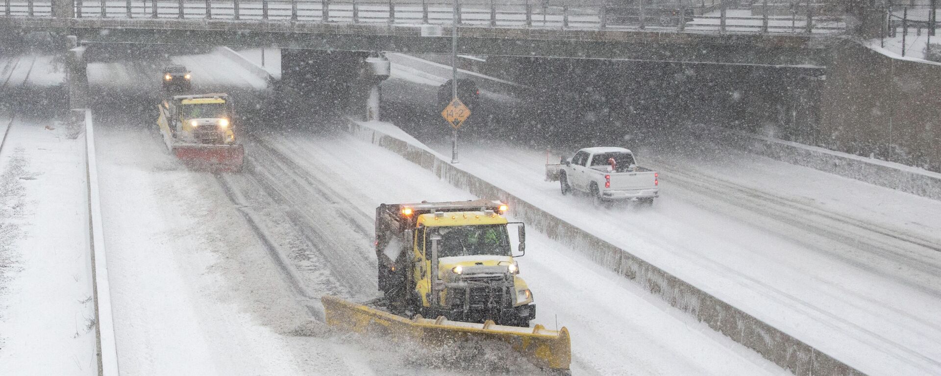 Caminhões com arados trabalham para limpar a I-90 em Boston, Massachusetts, enquanto a tempestade de inverno Kenan traz ventos fortes e neve, 29 de janeiro de 2022 - Sputnik Brasil, 1920, 30.01.2022