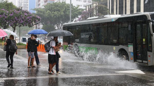 Ônibus joga água na calçada durante chuva na Avenida Paulista - Sputnik Brasil