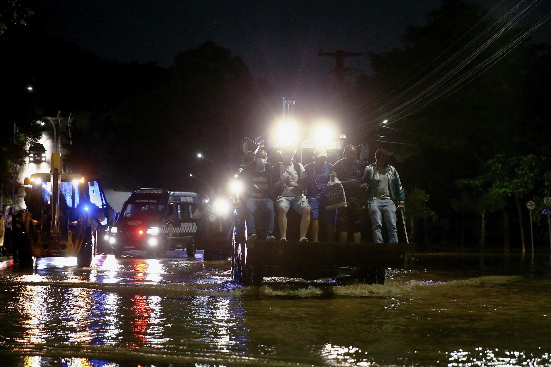 Escavadeira transporta pessoas através de rua inundada após fortes chuvas em Caieiras, Brasil, 30 de janeiro de 2022 - Sputnik Brasil, 1920, 31.01.2022