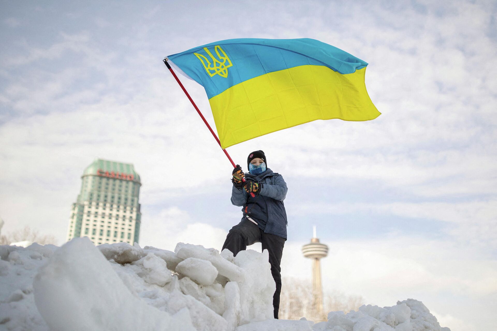 Menino com bandeira ucraniana durante manifestação em apoio à Ucrânia em Ontário, Canadá, 30 de janeiro de 2022 - Sputnik Brasil, 1920, 31.01.2022