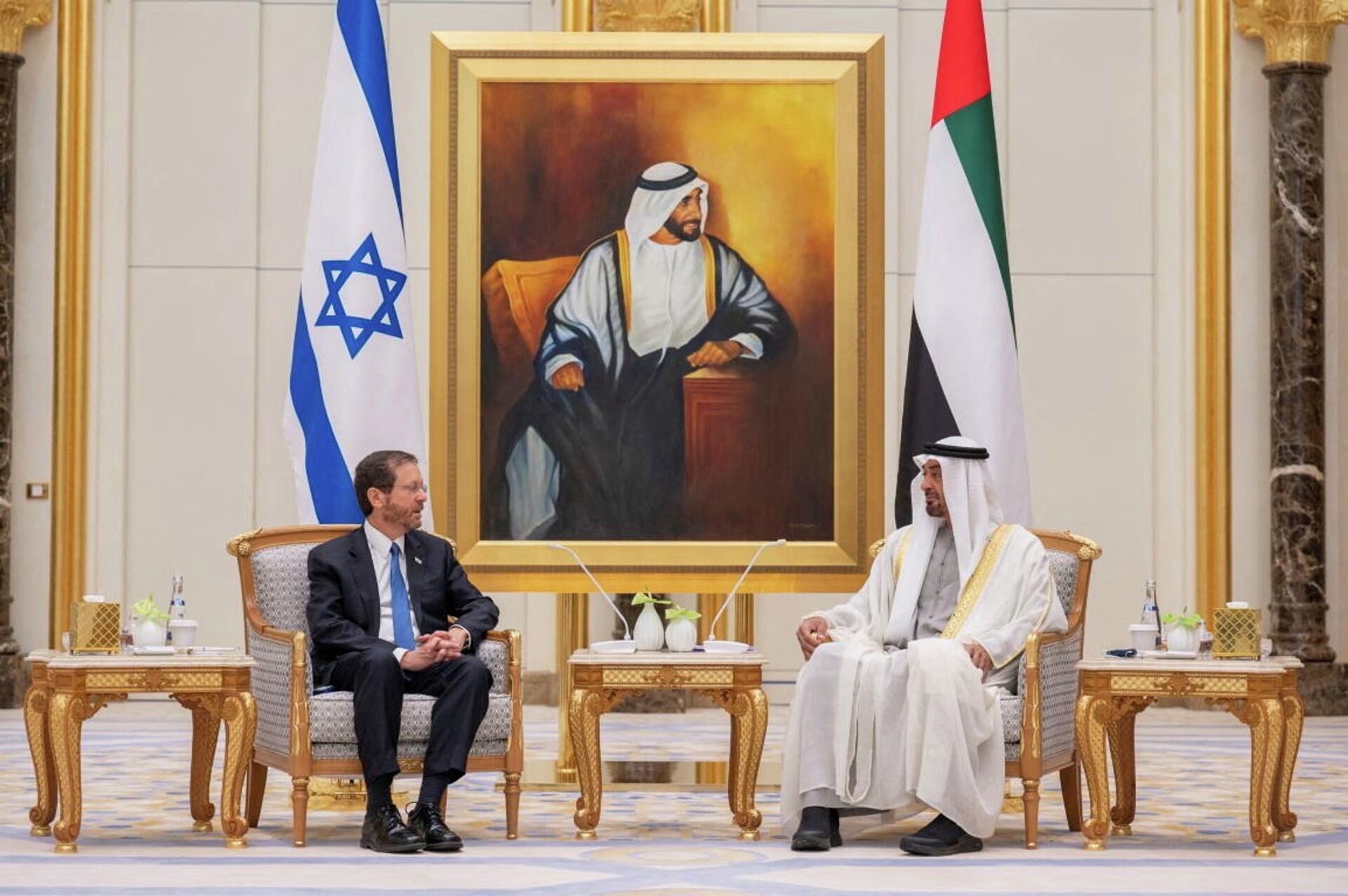 Presidente israelense, Isaac Herzog, durante reunião com o príncipe Mohammed bin Zayed al-Nahyan em Abu Dhabi, EAU, 30 de janeiro de 2022 - Sputnik Brasil, 1920, 31.01.2022