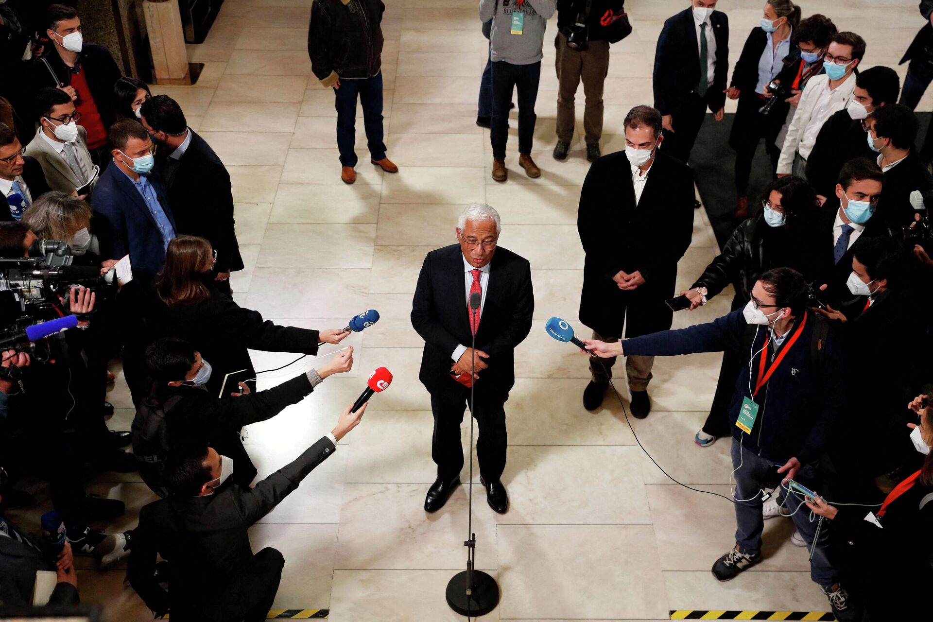 Primeiro-ministro de Portugal e líder do PS, António Costa, fala com jornalistas antes dos resultados das eleições legislativas serem anunciados, Lisboa, Portugal, 30 de janeiro de 2022 - Sputnik Brasil, 1920, 31.01.2022