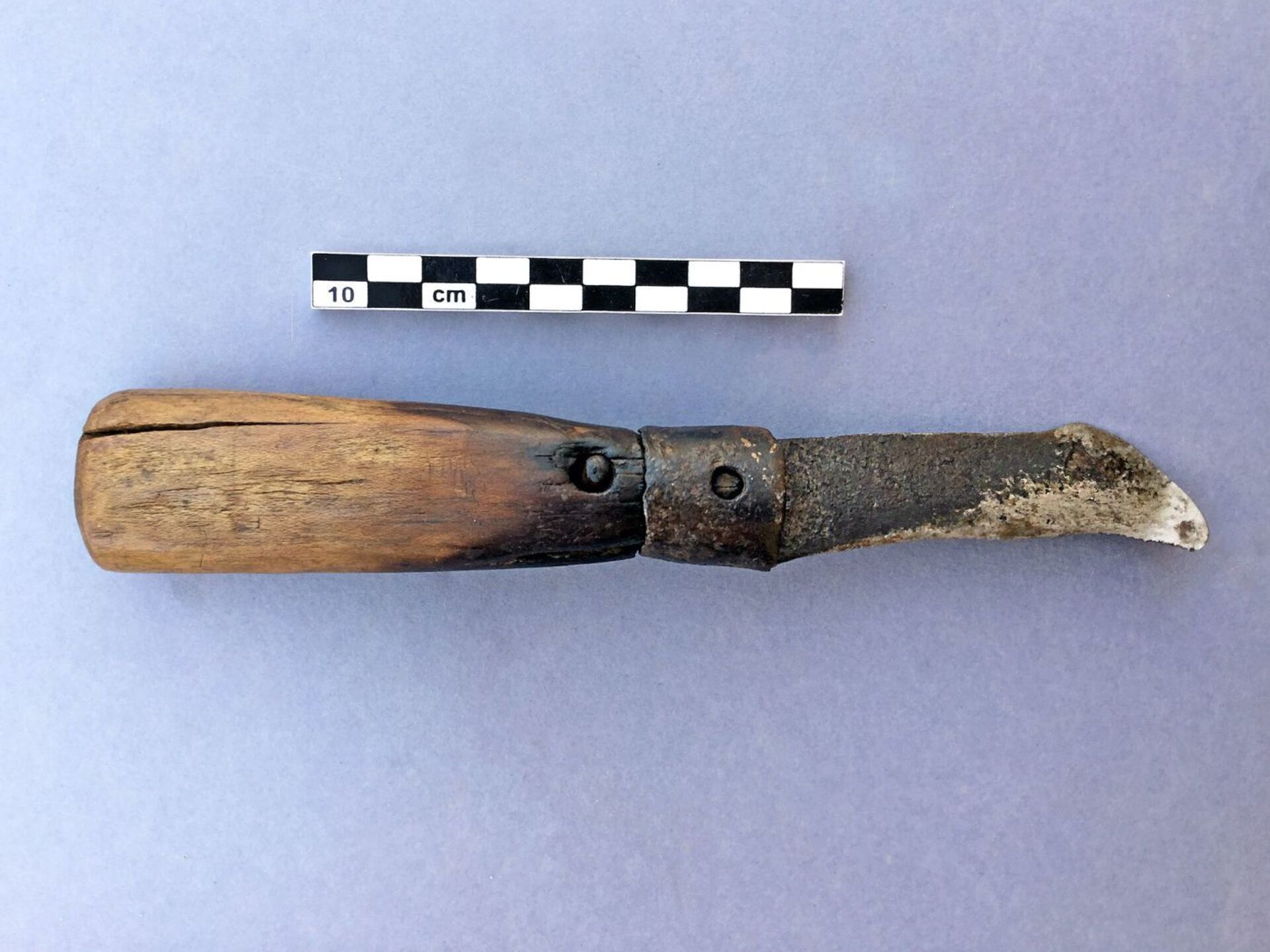 Uma faca com lâmina de ferro encontrada entre os achados, acredita-se que tenha sido usada por saqueadores antigos para cortar as bandagens das múmias
 - Sputnik Brasil, 1920, 31.01.2022