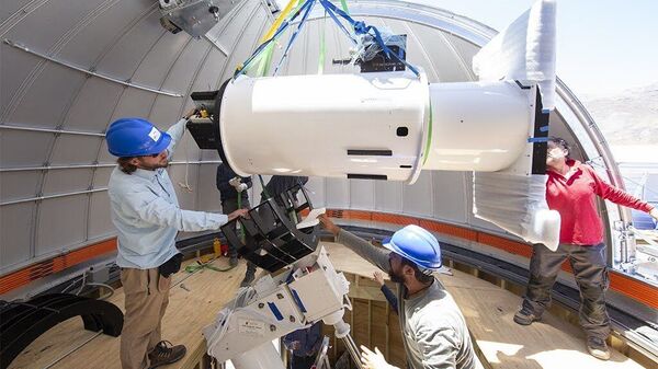 Engenheiros chilenos instalam o telescópio ATLAS no observatório El Sauce - Sputnik Brasil
