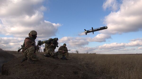 Esta fotografia divulgada pelo serviço de imprensa do Ministério da Defesa ucraniano em 22 de dezembro de 2012 mostra militares ucranianos disparando um FGM-148 Javelin, um míssil antitanque dos EUA, durante o treinamento na região de Donetsk - Sputnik Brasil