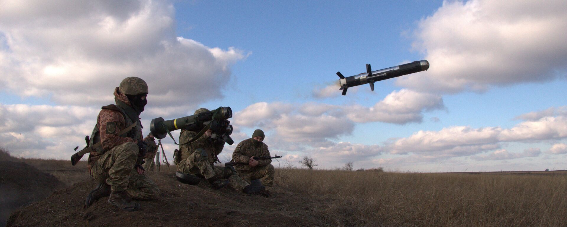 Esta fotografia divulgada pelo serviço de imprensa do Ministério da Defesa ucraniano em 22 de dezembro de 2012 mostra militares ucranianos disparando um FGM-148 Javelin, um míssil antitanque dos EUA, durante o treinamento na região de Donetsk - Sputnik Brasil, 1920, 06.02.2022
