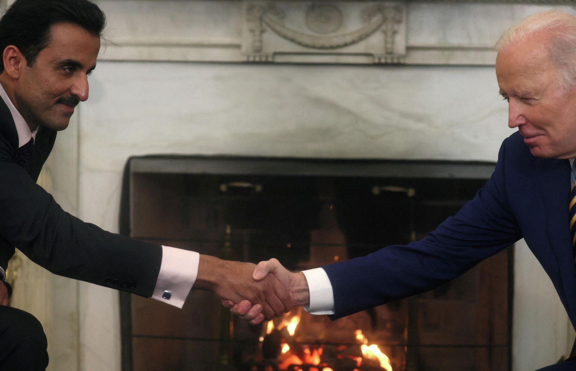 Chefe de Estado do Catar, Tamim Bin Hamad Al-Thani, aperta a mão do presidente dos EUA, Joe Biden, durante uma reunião bilateral no Salão Oval da Casa Branca em Washington, EUA, em 31 de janeiro de 2022 - Sputnik Brasil, 1920, 31.01.2022