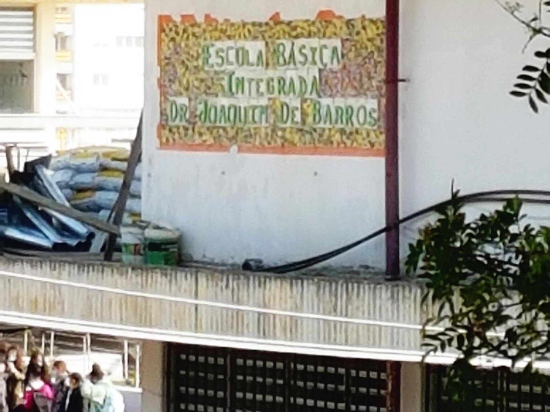 A fachada de uma escola a 20 minutos de Lisboa, na qual pais e mães pedem afastamento de uma professora - Sputnik Brasil, 1920, 01.02.2022