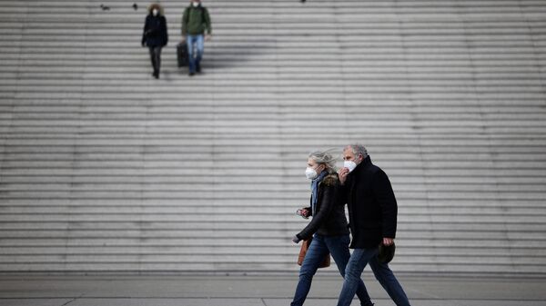 Pessoas usando máscaras protetoras junto do Grande Arco de La Défense em Puteaux, perto de Paris, França, 31 de janeiro de 2022 - Sputnik Brasil