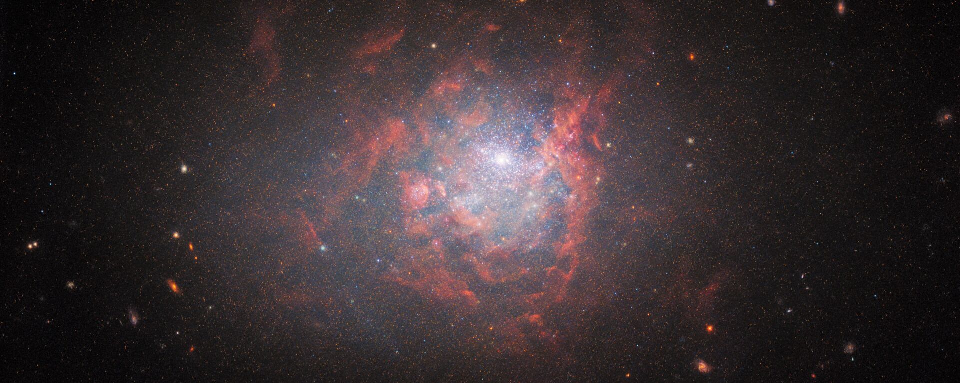 Registro da galáxia anã NGC 1705 feito pelo telescópio Hubble da NASA/ESA - Sputnik Brasil, 1920, 01.02.2022