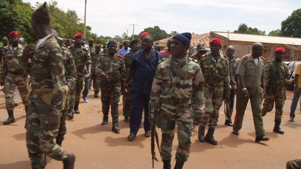 Na foto, de 21 de outubro de 2012, soldados caminham após uma tentativa fracassada de golpe, em Bissau, na Guiné-Bissau - Sputnik Brasil