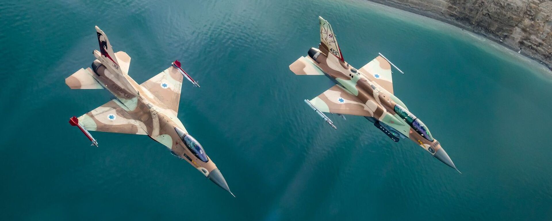 Dois caças F-16 israelenses e um norte-americano durante os exercícios militares em Israel, em janeiro de 2022 - Sputnik Brasil, 1920, 26.08.2022